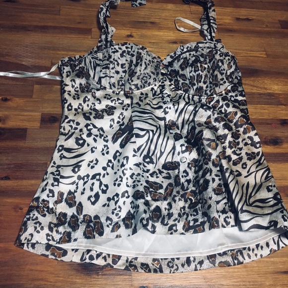 A women’s patterned top - Picture 6 of 6